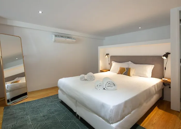 Trindade Premium & 4* Oporto